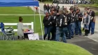 “From Crash to Kindness: How a Lemonade Stand Became a Biker’s Heartfelt Thank You