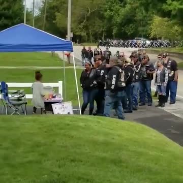 “From Crash to Kindness: How a Lemonade Stand Became a Biker’s Heartfelt Thank You