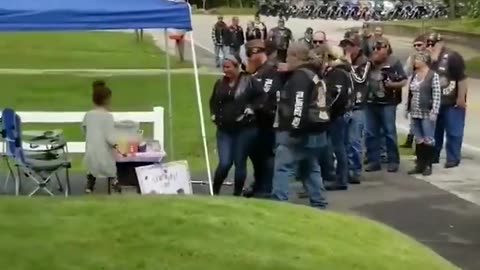 “From Crash to Kindness: How a Lemonade Stand Became a Biker’s Heartfelt Thank You