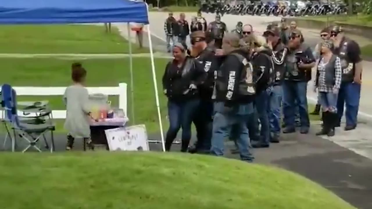 “From Crash to Kindness: How a Lemonade Stand Became a Biker’s Heartfelt Thank You