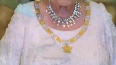 When the Queen Managed a Burgar on Her Own