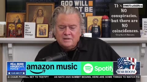 Steve Bannon calls out Netanyahu for spitting in President Trumps face