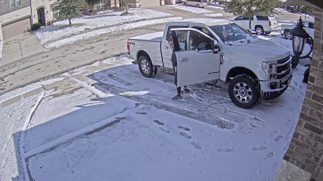 Texan Woman Unexpectedly Falls on Ice
