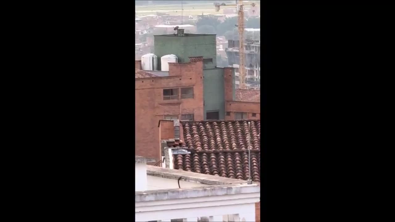 Un objet sphérique tombe lentement au sol à Medellin, en Colombie