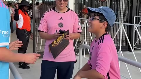 Can I find Ronaldo Fan Wearing Messi?