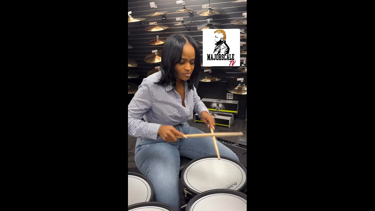Taryn Mitchell with the clean drum roll 🥁 #guitarcenter #majorscaletv