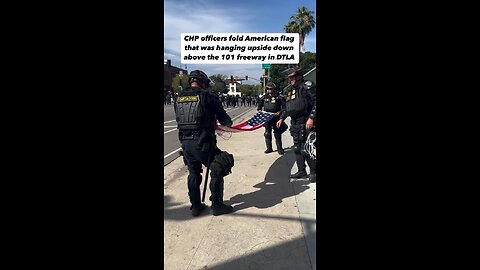 CHP officers fold American flag that was hanging upside down above the 101 freeway in DTLA. 🇺🇸