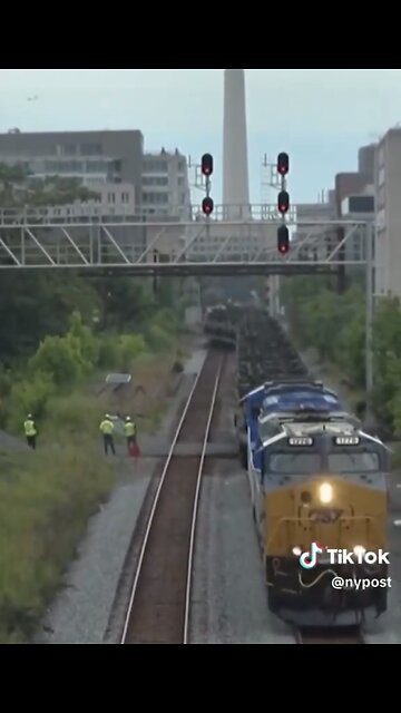 TRAIN TRANSPORTS U.S. MILITARY TANKS🎬🚂🚠INTO WASHINGTON D.C🚞🚠🪖💫