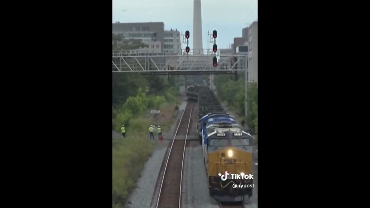 TRAIN TRANSPORTS U.S. MILITARY TANKS🎬🚂🚠INTO WASHINGTON D.C🚞🚠🪖💫