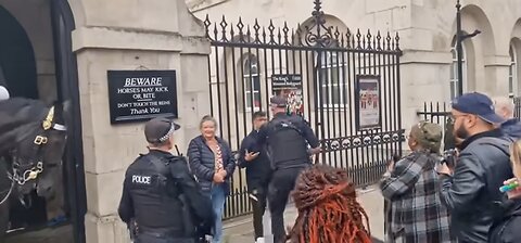 Rude mouthy chav calls the King's guard a sausage tries to fight me gets handcuffed #thekingsguard