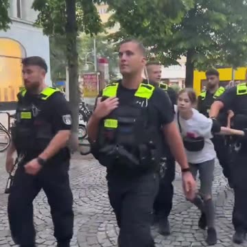 🇩🇪 A 14-year-old girl was arrested by German police during a pro-Gaza protest in Berlin.