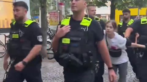 🇩🇪 A 14-year-old girl was arrested by German police during a pro-Gaza protest in Berlin.