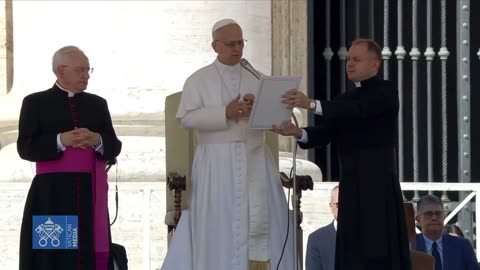 POPE LEO XIV Sings the Pater Noster - Our Father in LATIN with Thousands!