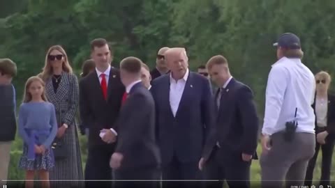 Tổng thống Trump đã chụp ảnh cùng các nhân viên địa phương tại khu nhà của ông ở Aberdeen Scotland.