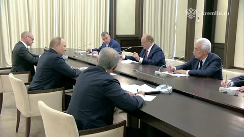 Владимир Путин проводит встречу с руководителями фракций политических партий в Государственной Думе