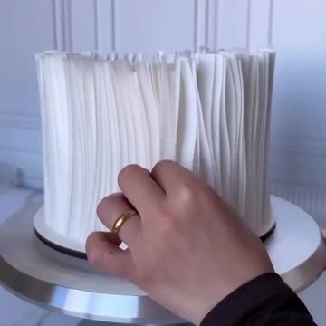 Как быстро приклеить полоски из вафельной бумаги на торт