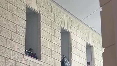Protest na fakultě v Brně proti Fialovi