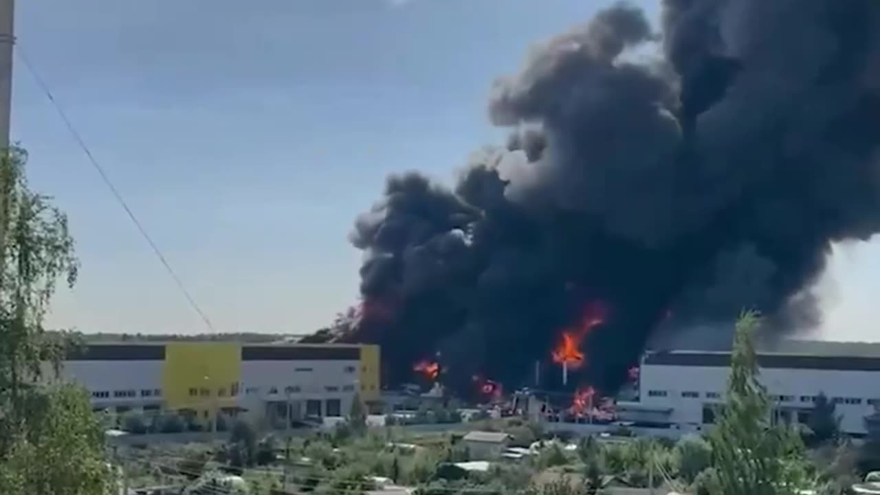 🔥 Warehouses are burning in the Moscow region, the fire area is 15,000 sq m.