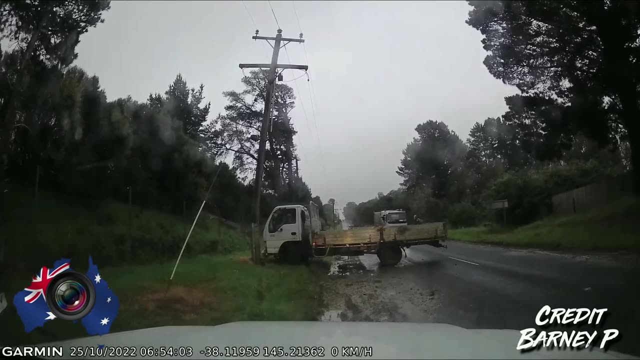 Aussiecams - Outta control truck breaks power pole - Carrum Downs