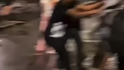 🇮🇹🔴 An Italian teen boy is surrounded and ruthlessly beaten by a gang of North Africans