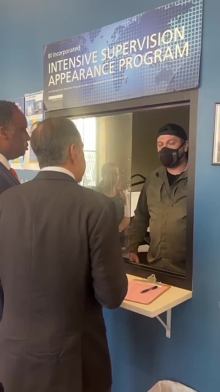 ICE Officer Demonstrates How to Handle No-Name Democrat Lawmakers