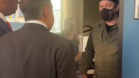 ICE Officer Demonstrates How to Handle No-Name Democrat Lawmakers