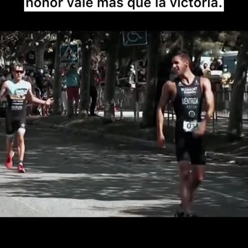 En una carrera, el líder redujo el ritmo antes de la meta por error. El segundo pudo adelantarlo, pe