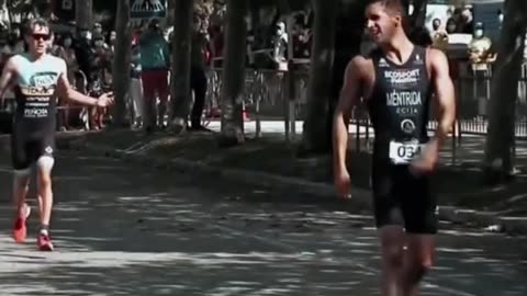 En una carrera, el líder redujo el ritmo antes de la meta por error. El segundo pudo adelantarlo, pe
