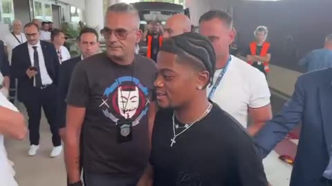 Bailey greeted by enthusiastic Roma fans