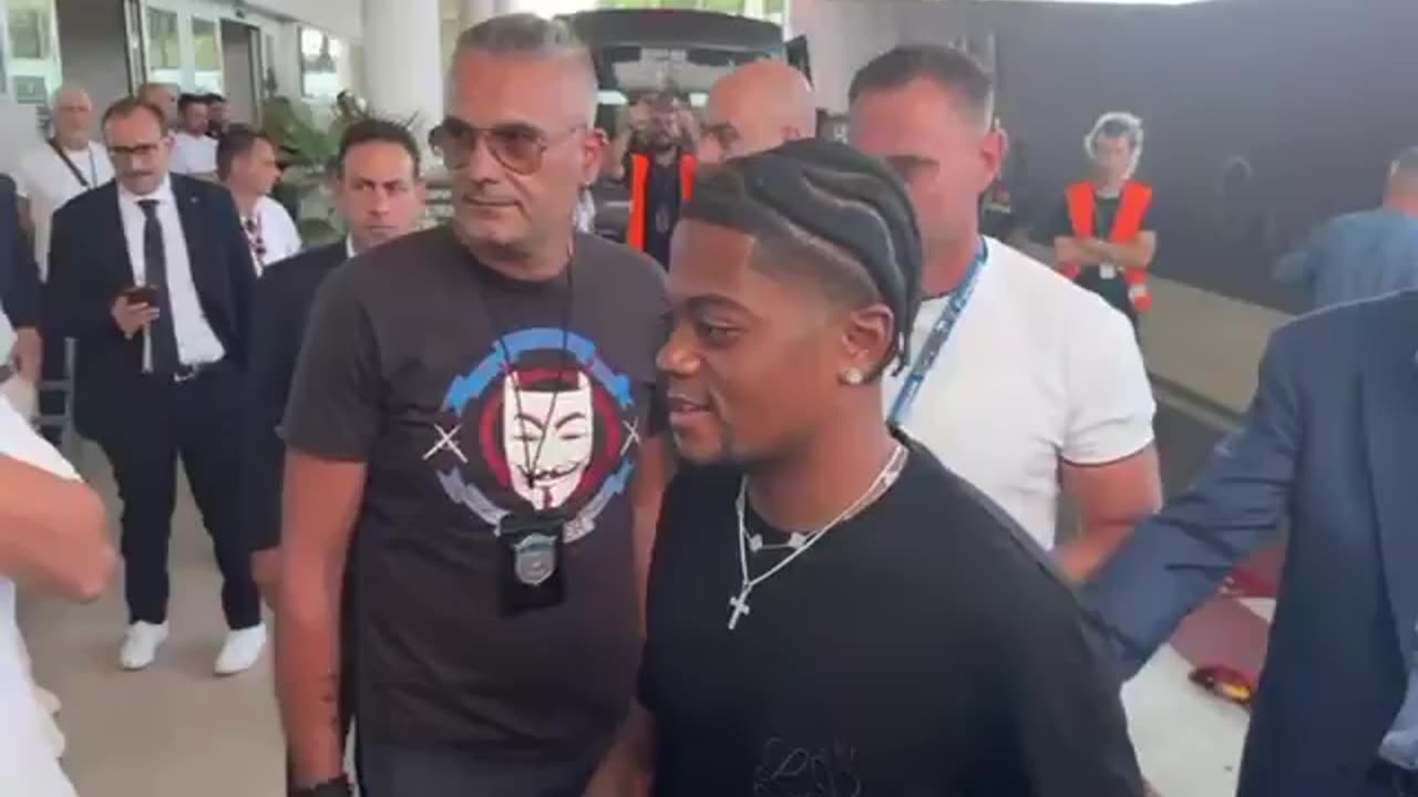 Bailey greeted by enthusiastic Roma fans