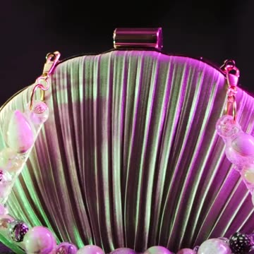 This bag handle was made to stand out 👛