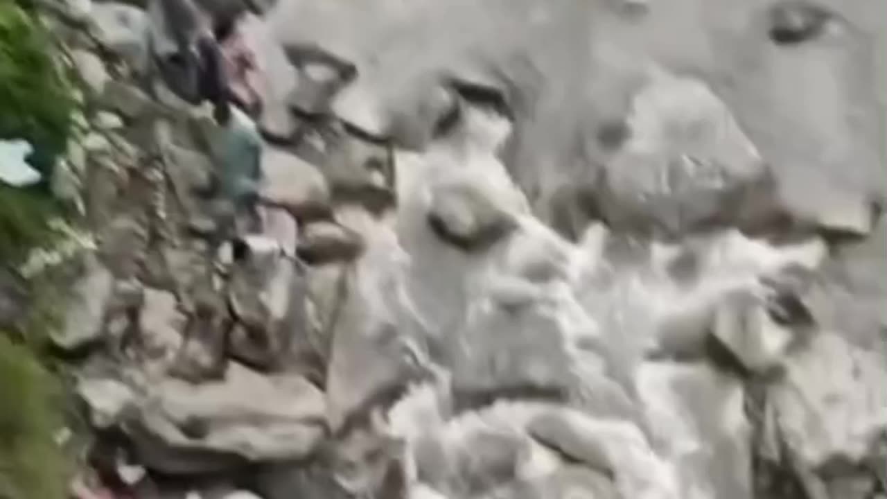 "150 मीटर नीचे गिरी गाड़ी… सब कुछ खत्म हो गया 💔😢"