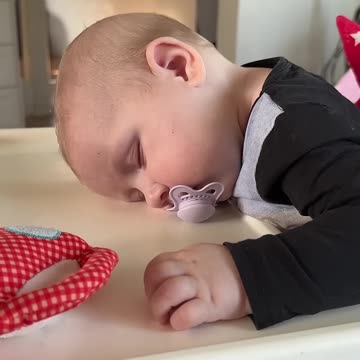 baby kayla falls asleep sitting up — too cute to miss! 😂