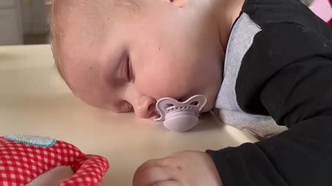 baby kayla falls asleep sitting up — too cute to miss! 😂