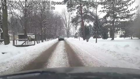 Egyirányú út a rendőrség szomszédságában! Végig ki van táblázva! De ha nincs jogsid, akkor mindegy!