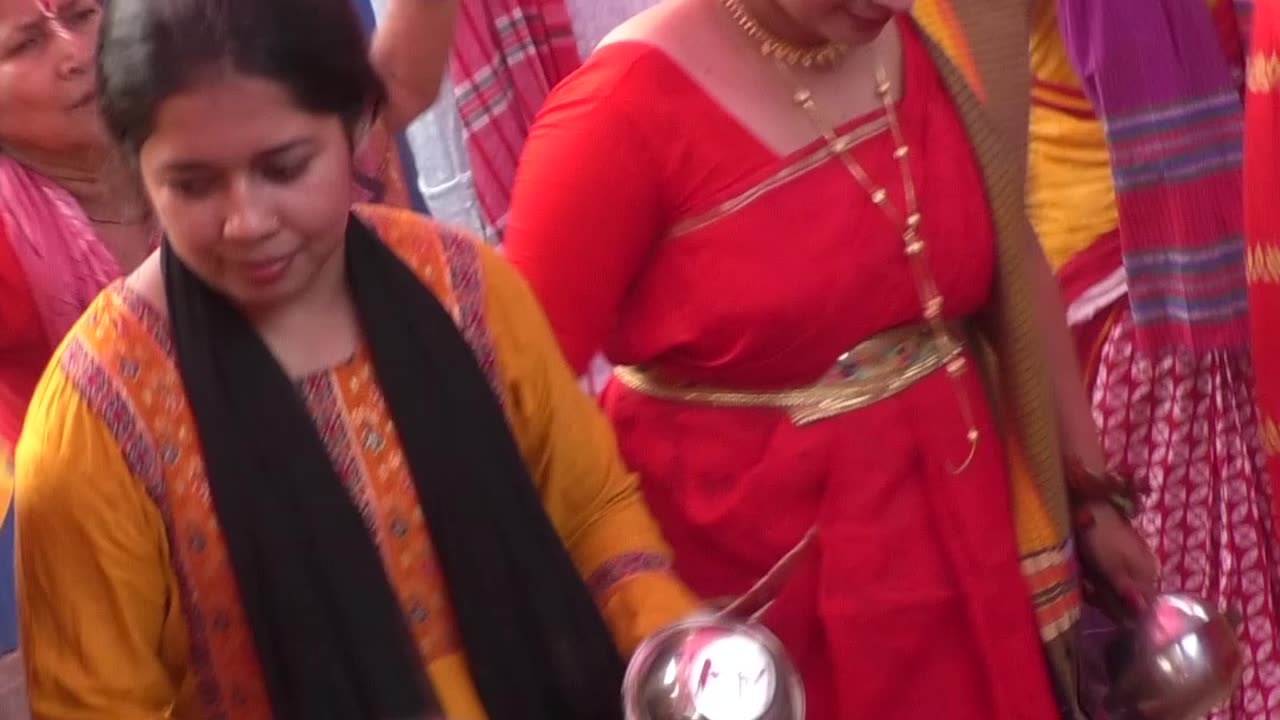 কুমারী মেয়ে গুলো যেমন নাচে তেমনি বাজায়
