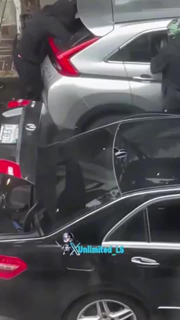 Blacks in San Francisco help tourist remove clutter from their cars