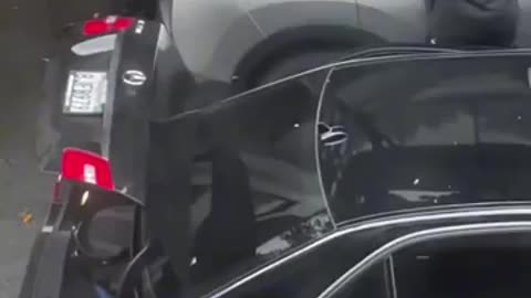 Blacks in San Francisco help tourist remove clutter from their cars