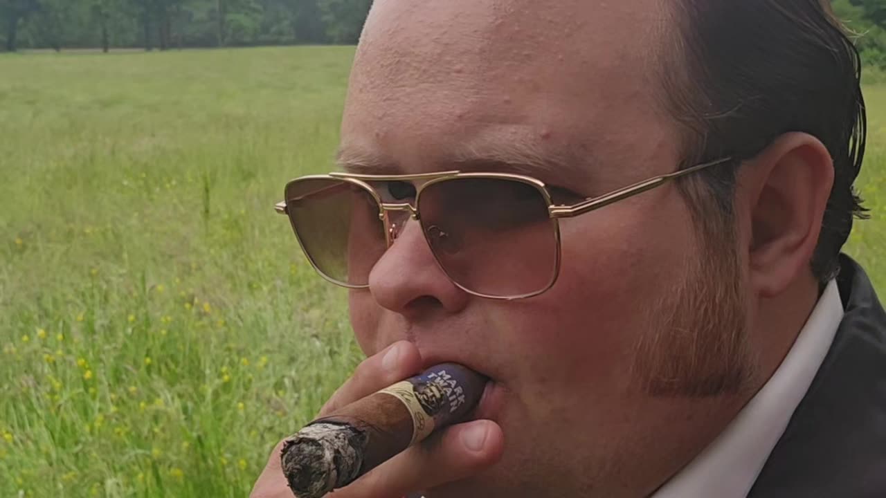 Mark Twain blue cigar.