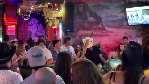 NASHVILLE TN LIVE BROADWAY STREET / PEOPLE WATCHING / BANDS WATCHING / BARS