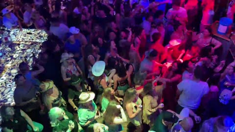 NASHVILLE TN LIVE BROADWAY STREET / PEOPLE WATCHING / BANDS WATCHING / BARS