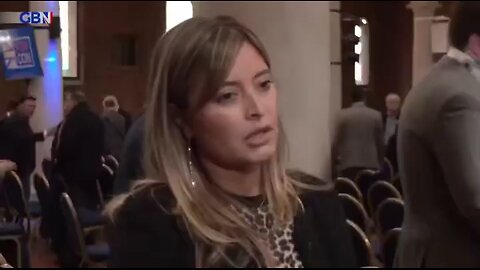 Actress Holly Valance DESTROYS the Democrat Party in 14 seconds..