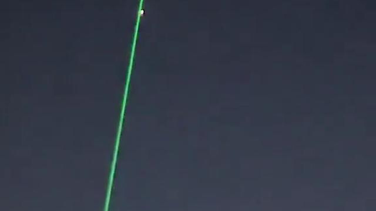 THIS DUDE DECIDED TO SHINE A LASER AT THE UAP 🧐🤔🛸🛸🛸 AND BACKUP ARRIVED❗