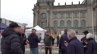 "Negerküsse" vor dem Reichstag; Hoch lebe unsere neue DDR! Berlin 9. November 2025