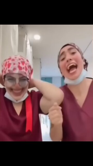 Médicas se divierten y usan filtros de payaso mientras una paciente grita de dolor