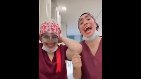 Médicas se divierten y usan filtros de payaso mientras una paciente grita de dolor