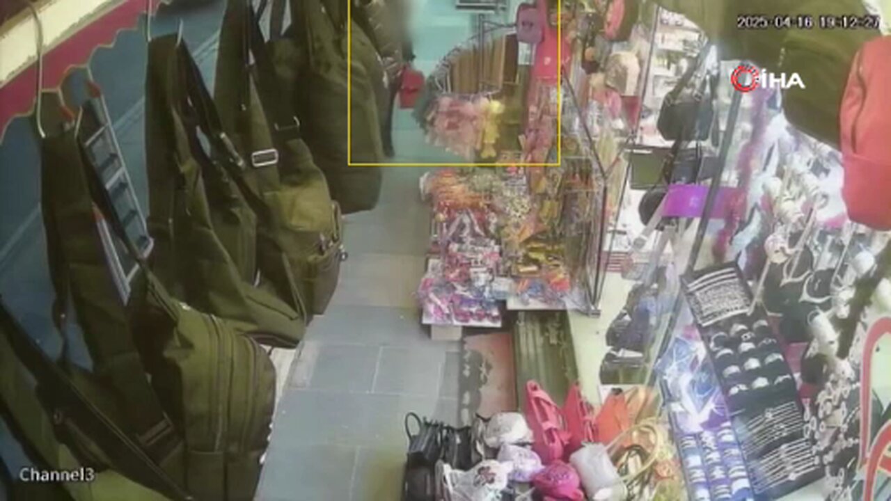 Önce gider gibi yaptı ardından dönüp çaldı