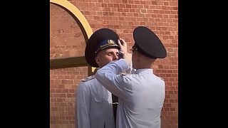 Guardia de honor ayuda a su compañero durante ola de calor extremo