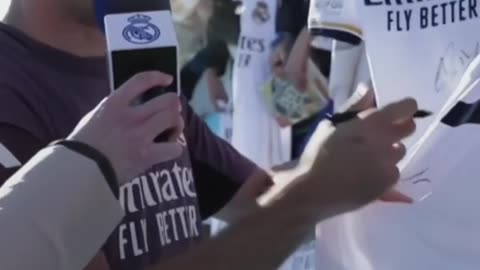 ¡El calor de la afición del Madrid! Jugador firmando autógrafos #halamadridusa