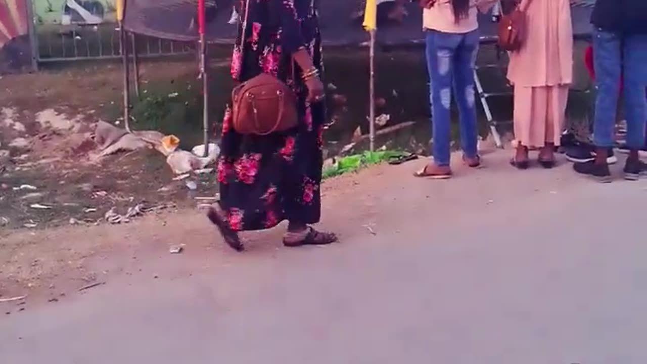Dhoop Mein Na nikala karo Ki Rani